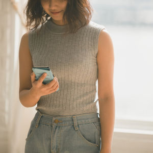 携帯を持っている女性