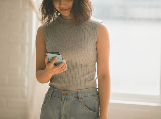 携帯を持っている女性