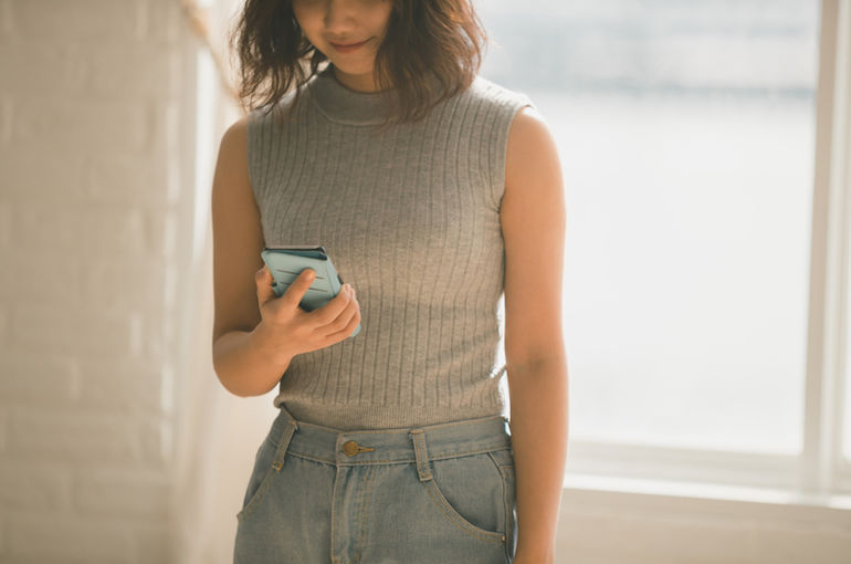 携帯を持っている女性